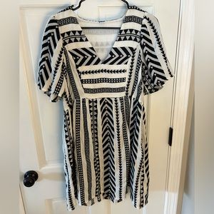 Old Navy black and white geometric dress WITH pockets! Size M